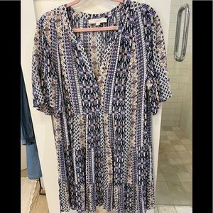 LOFT Tiered/Gathered V-Neck Dress Size M